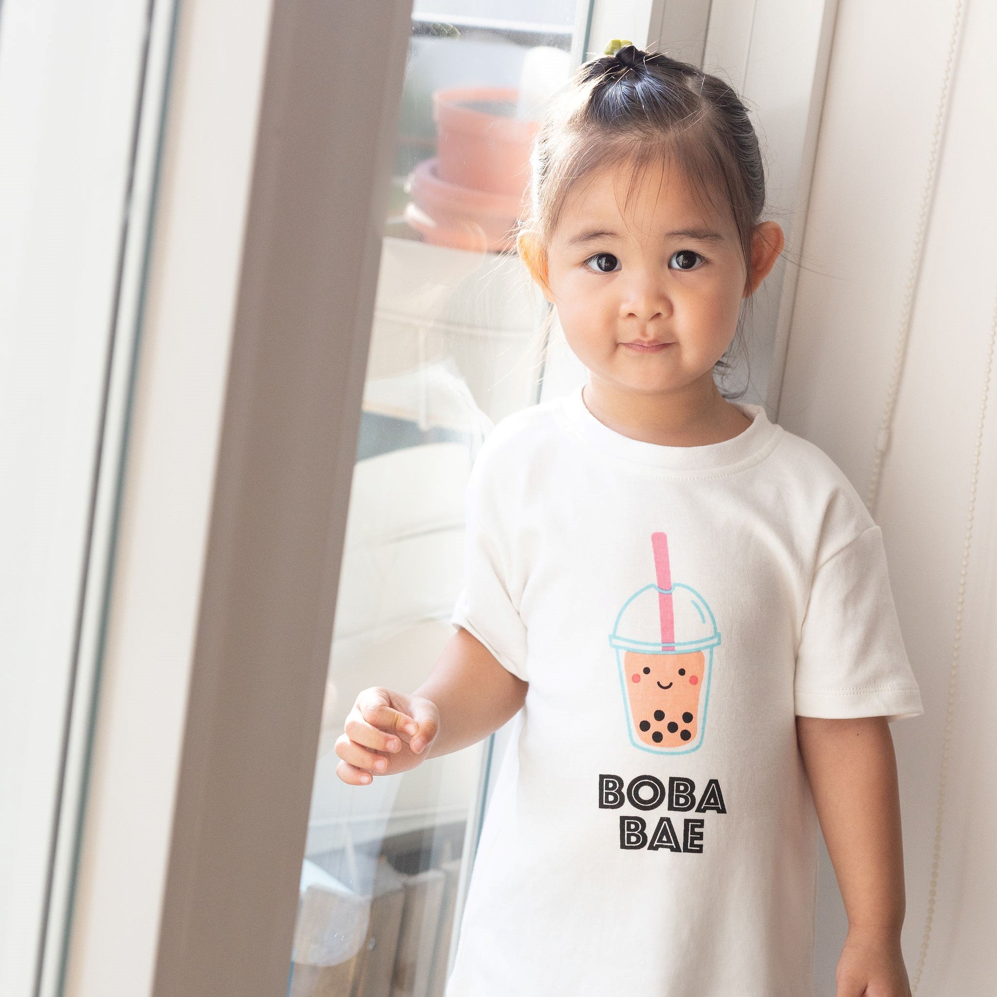 the wee bean organic cotton tee t-shirt in boba bae